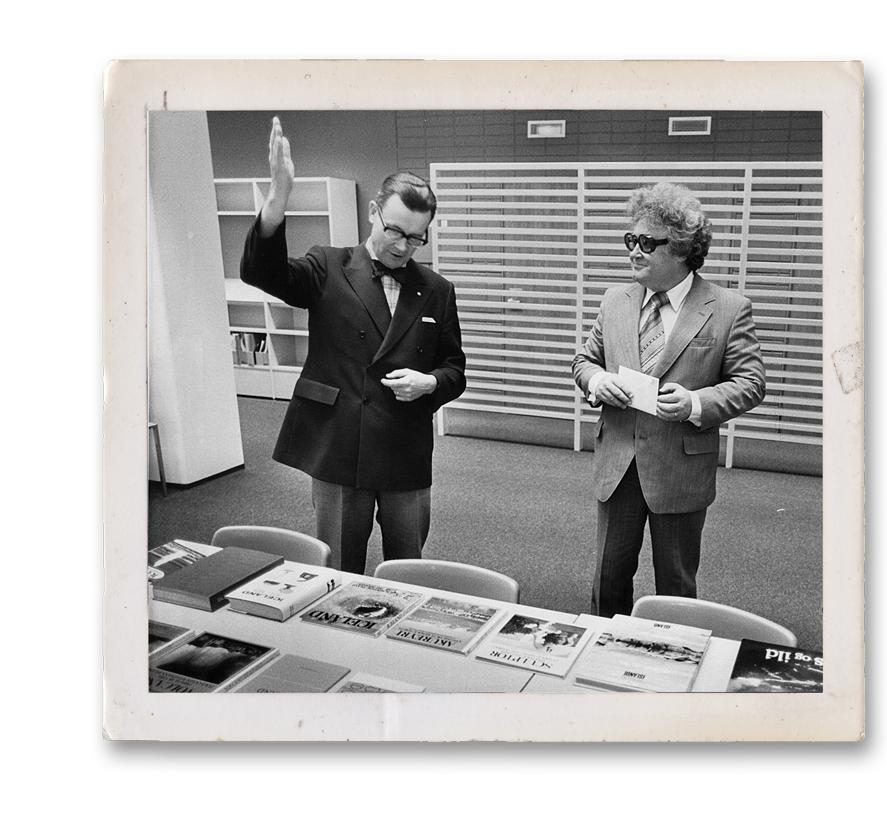 Konsuli Holger Strandberg ja rehtori Mauri Palomäki kauppakorkeakoulun kirjastossa vuonna 1977