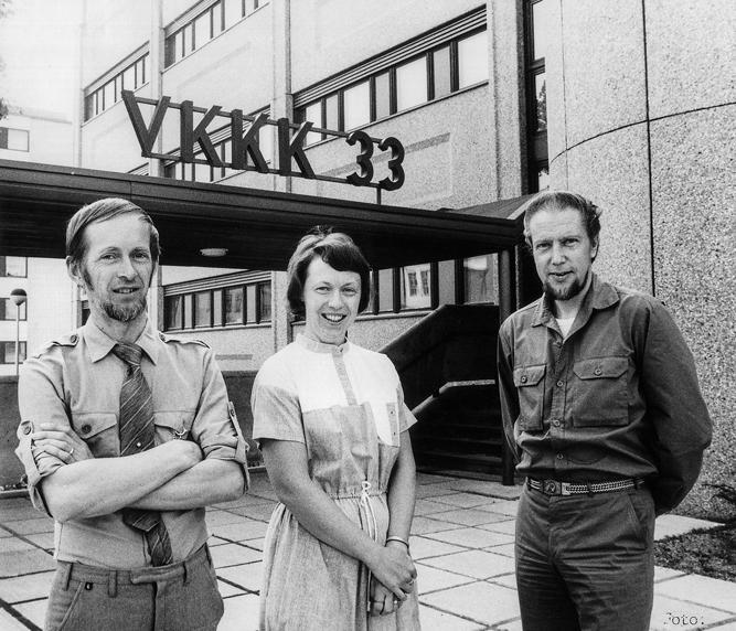 Professori Christer Laurén, Lehtori Marianne Nordman ja professori Rune Ingo kirjastorakennuksen ulkopuolella vuonna 1984