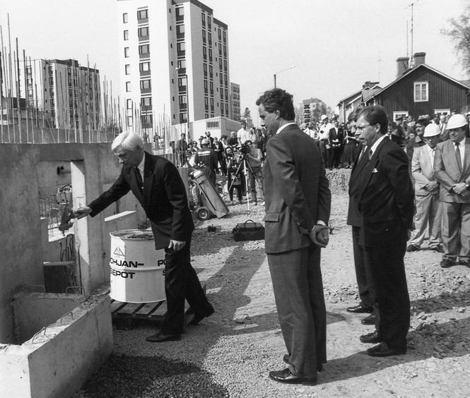 Vaasan läänin maaherra Tom Westergård muuraamassa peruskiveä keväällä 1993 Vaasan läänin maaherra Tom Westergård muuraamassa peruskiveä keväällä 1993