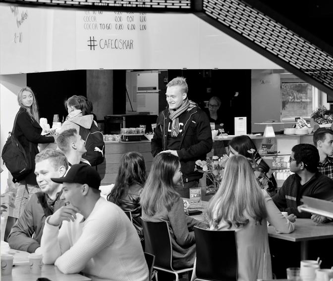 Tritonian Cafe Oskar on opiskelijoiden suosittu kohtaamispaikka, täällä kuulet useita eri kieliä päivittäin Tritonian Cafe Oskar on opiskelijoiden suosittu kohtaamispaikka, täällä kuulet useita eri kieliä päivittäin