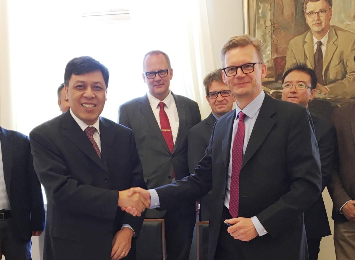 Director-General of CASISD Pan Jiaofeng and Rector Jari Kuusisto signed the collaboration agreement in Vaasa in 2017.