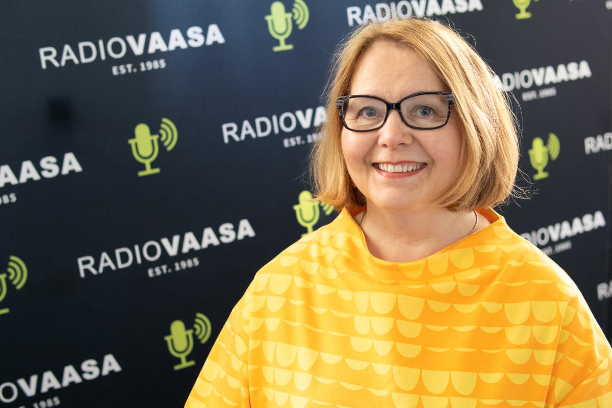 Riitta Viitala Vaasan yliopistossa Oivalluksia-podcastin äänityksessä Radio Vaasassa