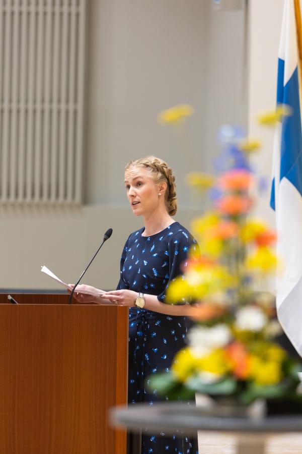 Hallintotieteiden maisteri Talvikki Ranta-Ylitalo piti juhlassa valmistuneen puheen.