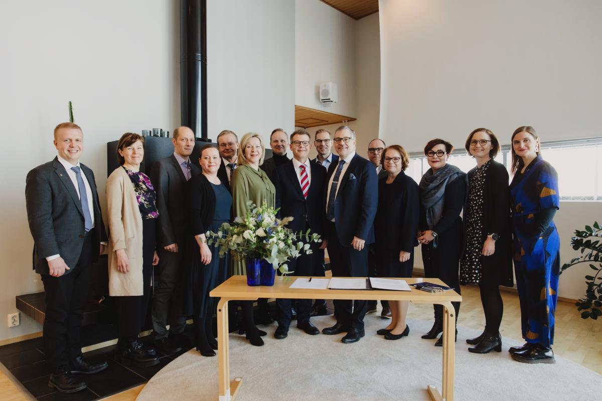 Kuva Seinäjoen yliopistokeskuksen 20-vuotisjuhlasta, kuvassa paljon eri yliopistotoimijoita. 