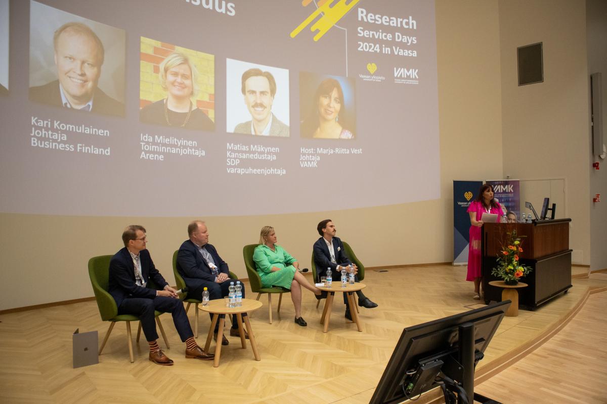 Tutkimuspalvelupäivien paneelikeskustelussa Mika Grundström, Kari Komulainen, Ida Mielityinen, Matias Mäkynen ja Marja-Riitta Vest