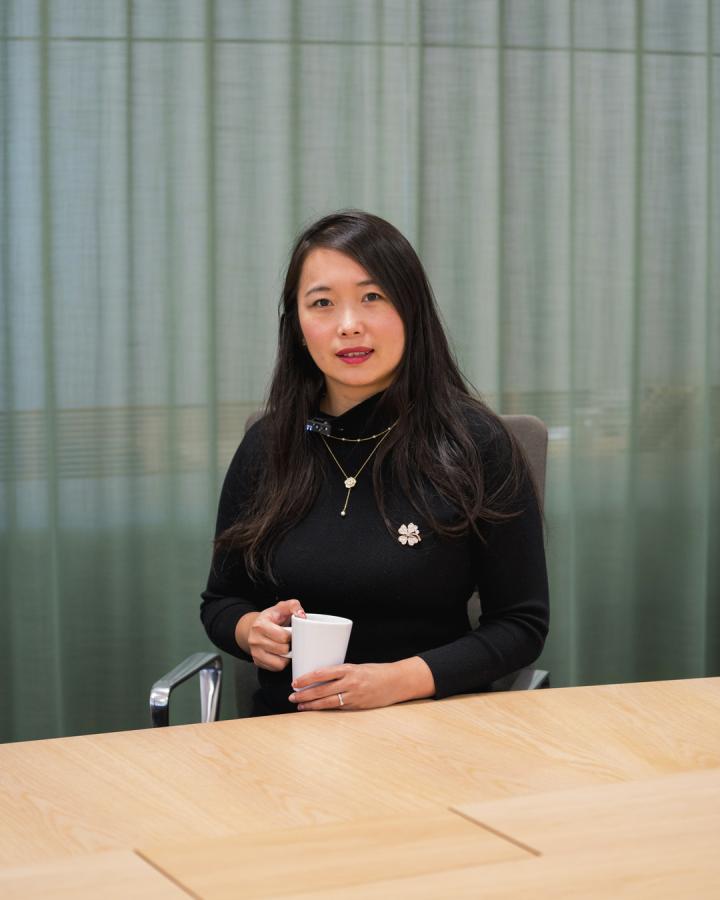 Xiaotian Bi holding a coffee cup
