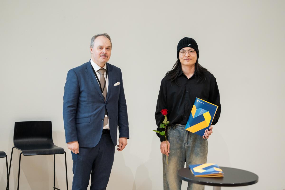 Vaasan yliopistosäätiön asiamies Ilpo Ojala ja apurahan saaja.