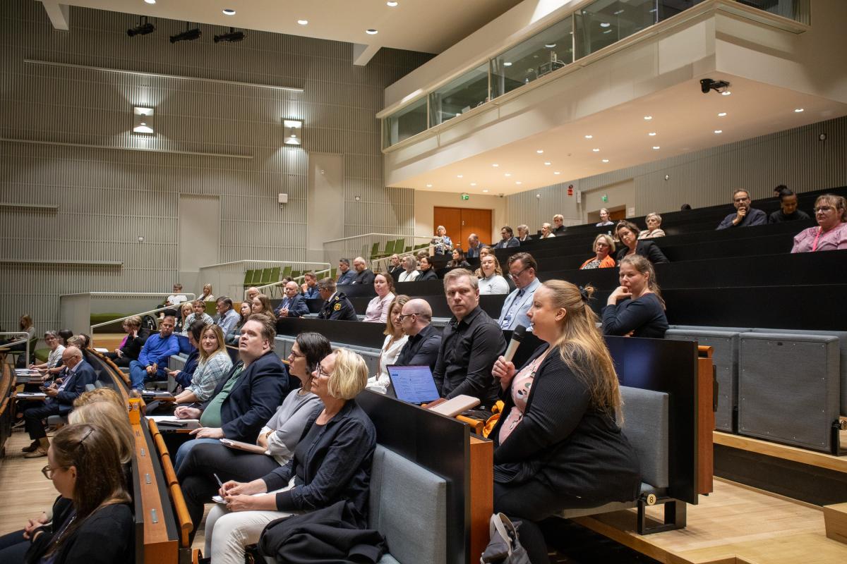 Visioista vaikuttavuuteen seminaarin yleisössä oli lukuisia aluevaltuutettuja.