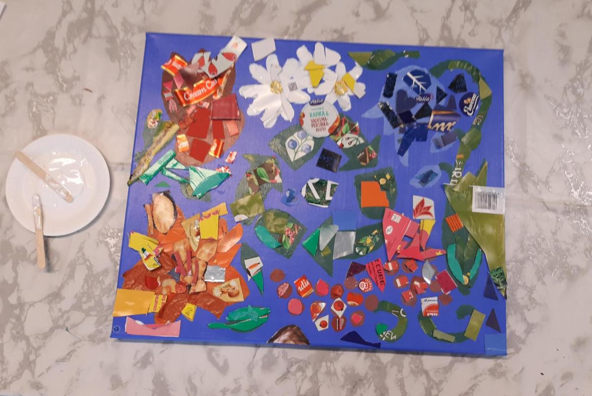 Kierrätysmosaiikkitaulu työn alla