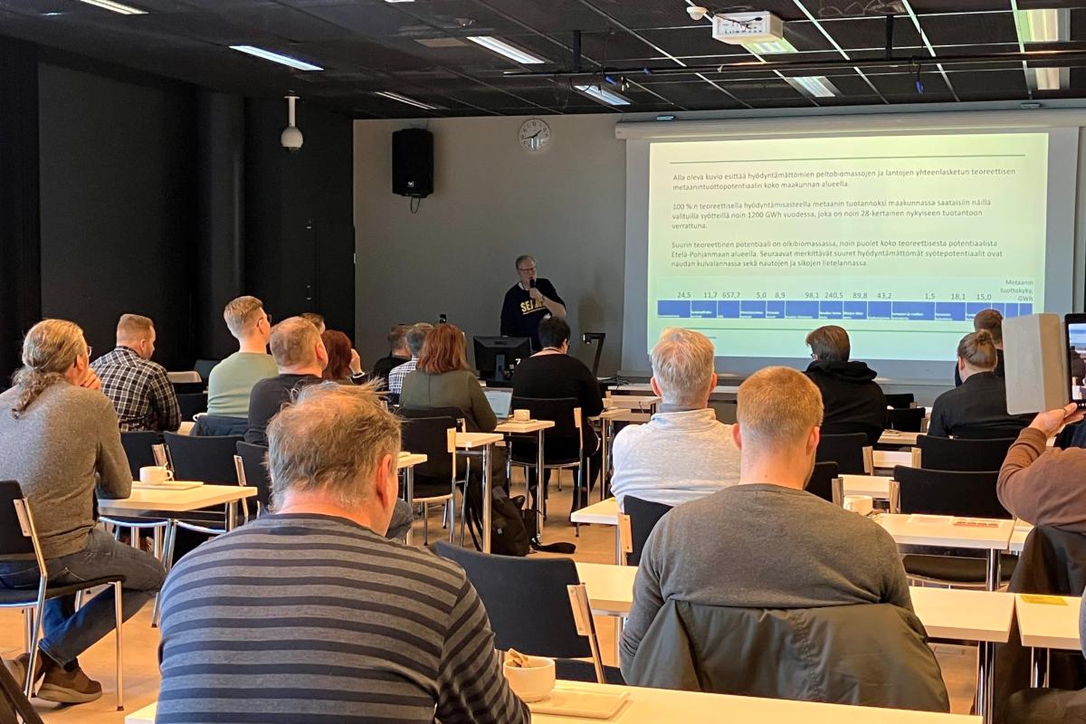 Hankkeen tulosten esittelyä biokaasutoimijoiden tapaamisessa Seinäjoella helmikuussa 2025. Kuva: Sanna Hietamäki, SEAMK.