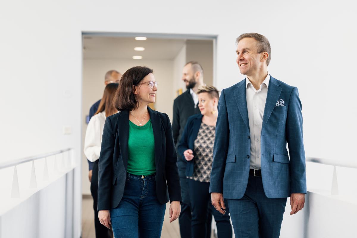 Työkaverit kävelevät kampuksella