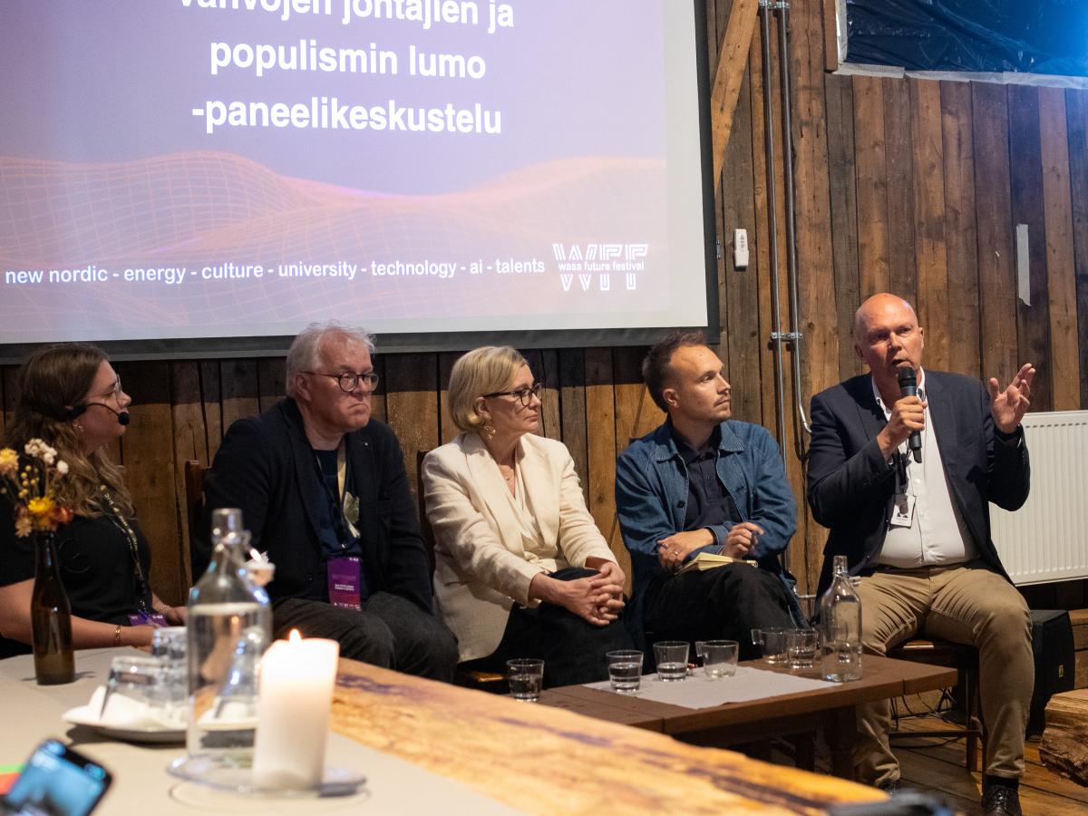Vahvoja johtajia ja populismin lumo -paneelikeskustelu
