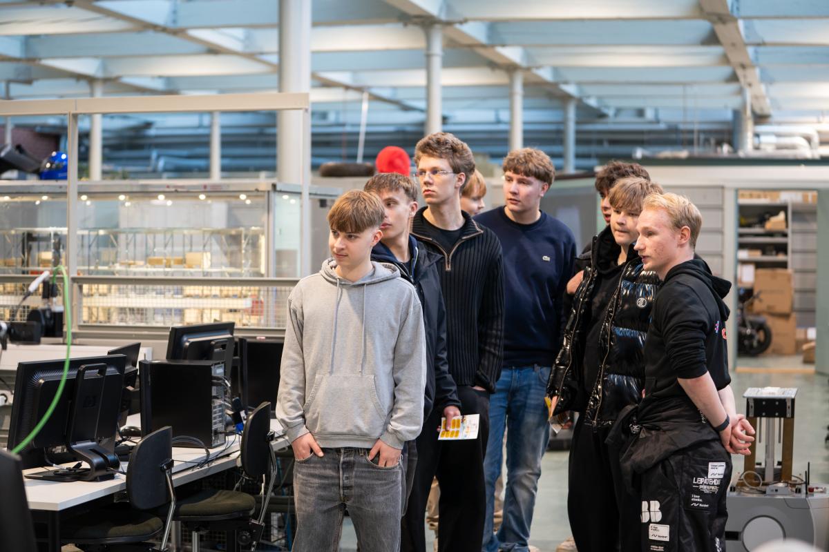 Henkilöitä kuuntelemassa esittelyä.