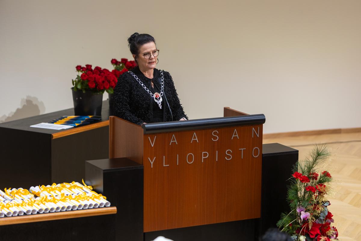 Rehtori Minna Martikainen seisomassa puhujanpöntössä ja pitämässä puhetta.