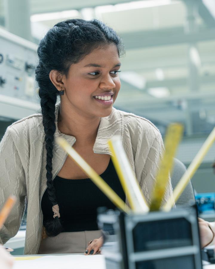 Tyttö ja KitSat-satelliitti 