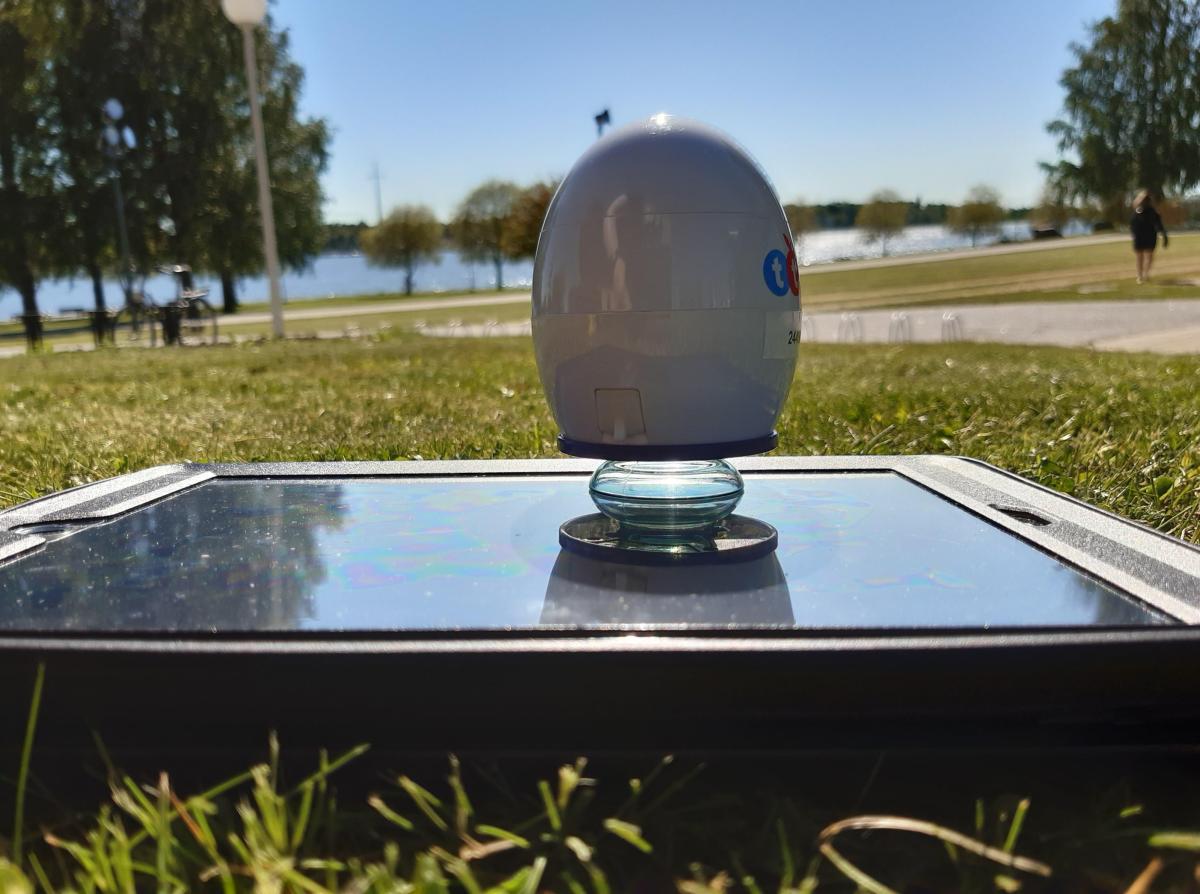 Mikroskooppi ja iPad merimaisemassa