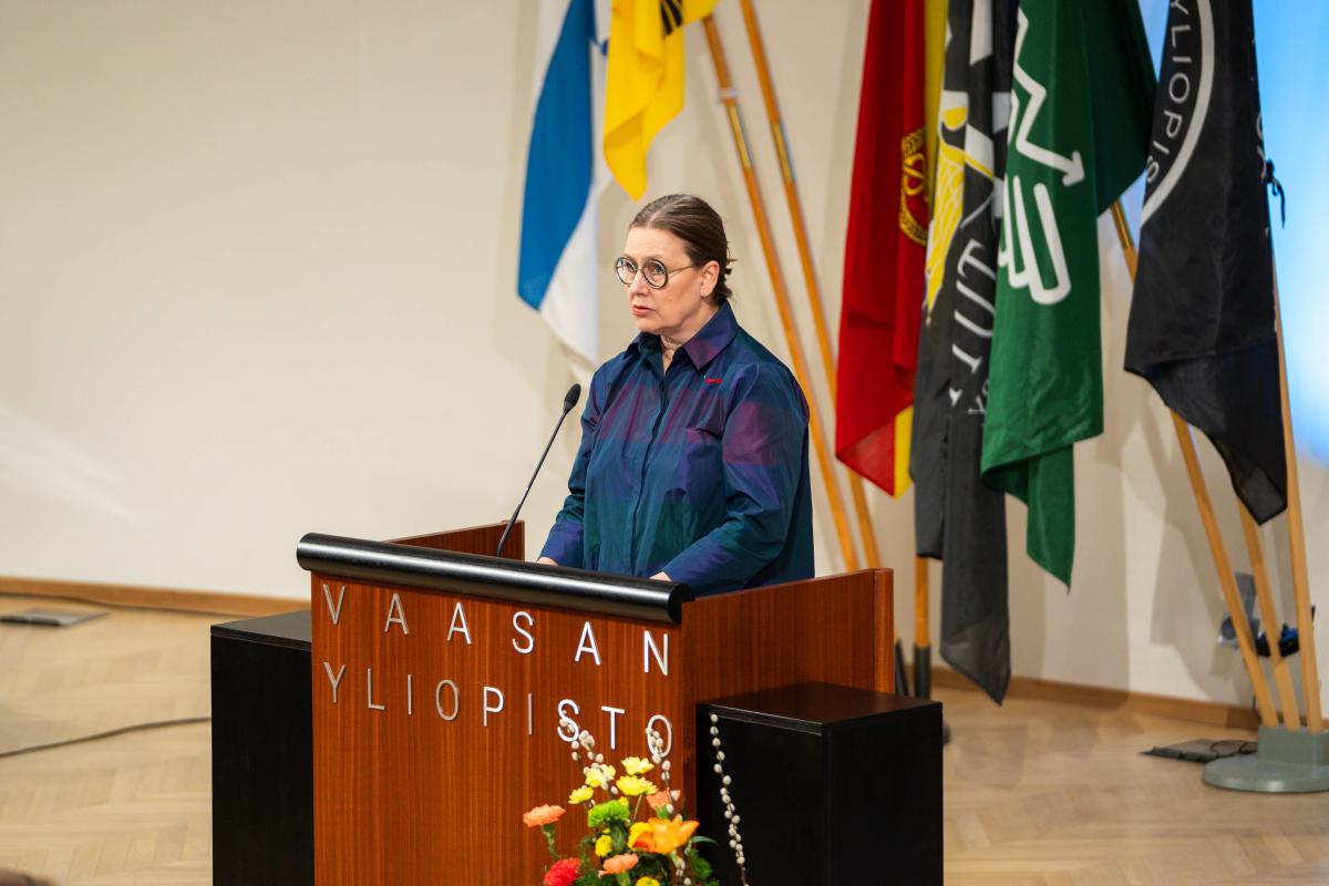 Heidi Backman puhumassa