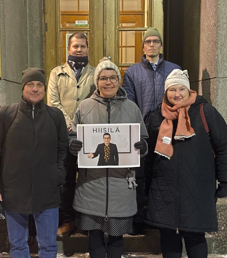 Kurssin opettajat seisomassa portailla.