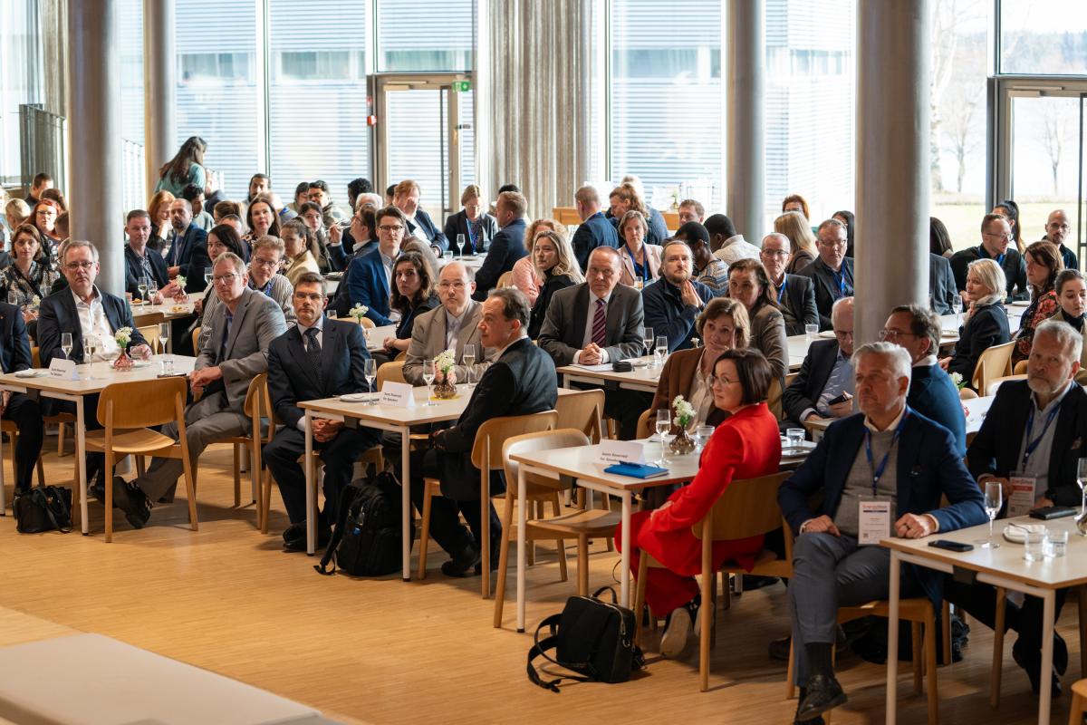 Tilaisuuden yleisöä