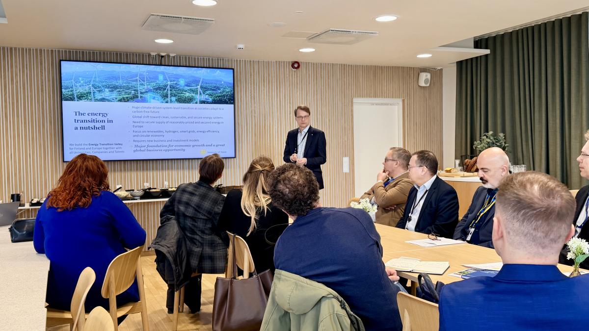 Kansainväliset toimittajat EnergyWeekillä