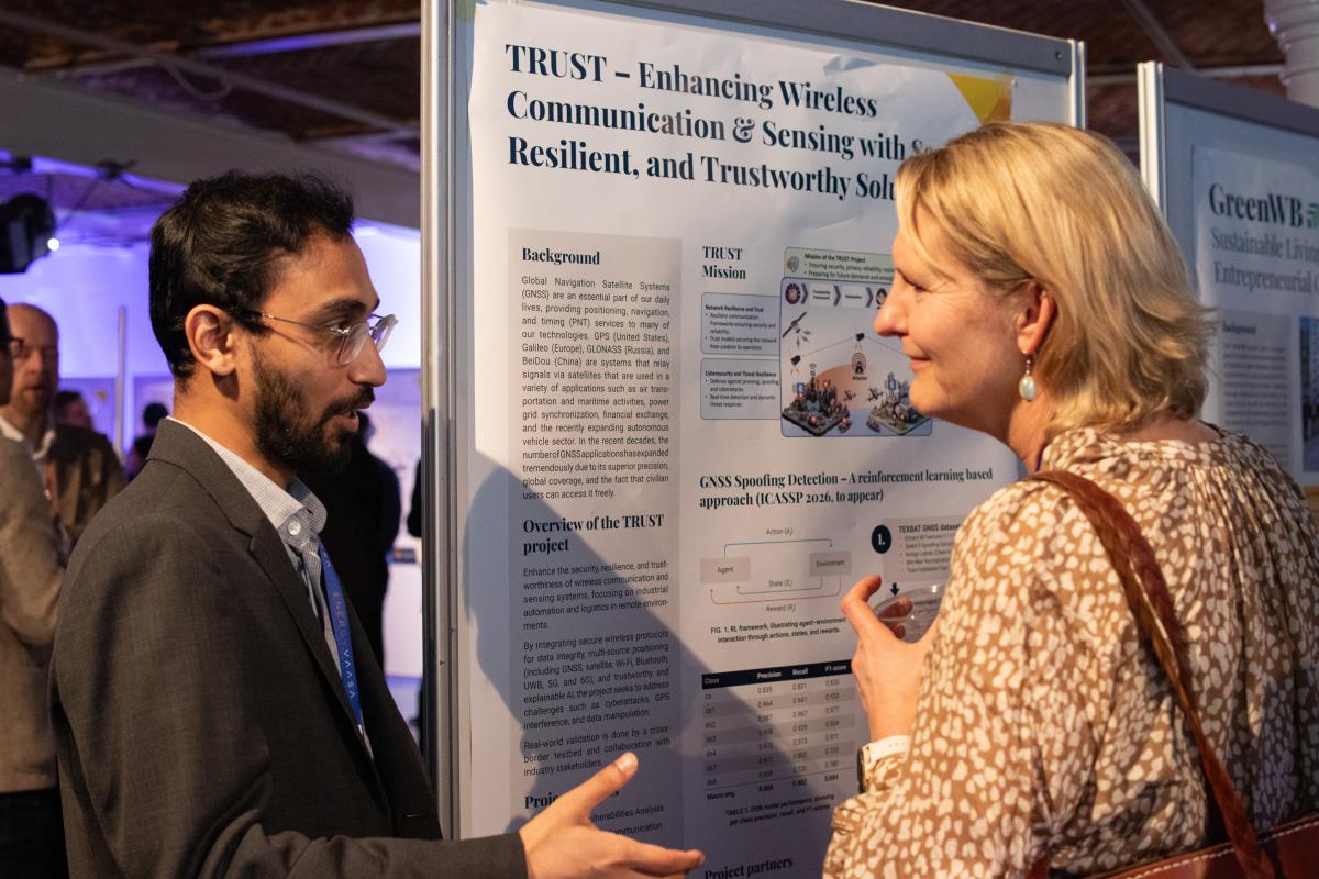 tutkimusposterista keskustellaan