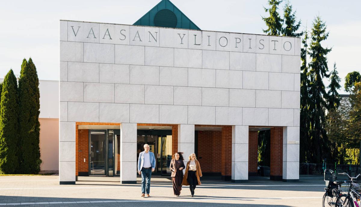 Tutkimushenkilöstö Tervahovin pääsisäänkäynnin marmoriportin edessä