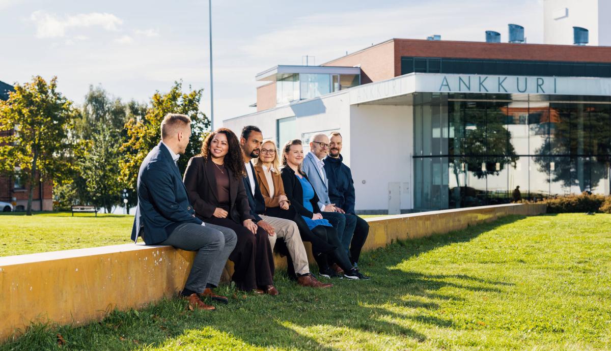 Yliopiston tutkijoita kampuksella kesäpäivänä