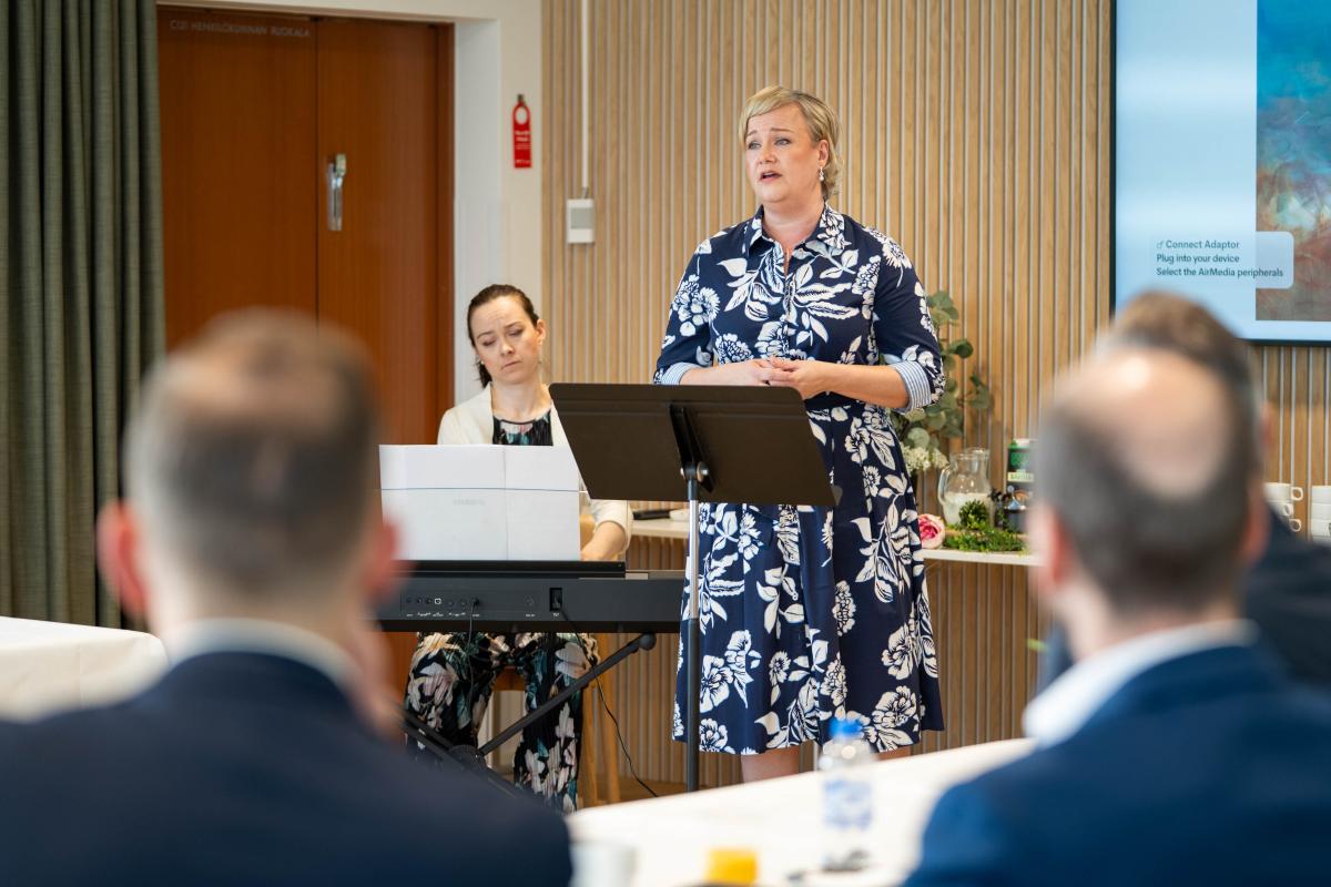 Anne-Mari Vatunen esiintymässä tilaisuudessa