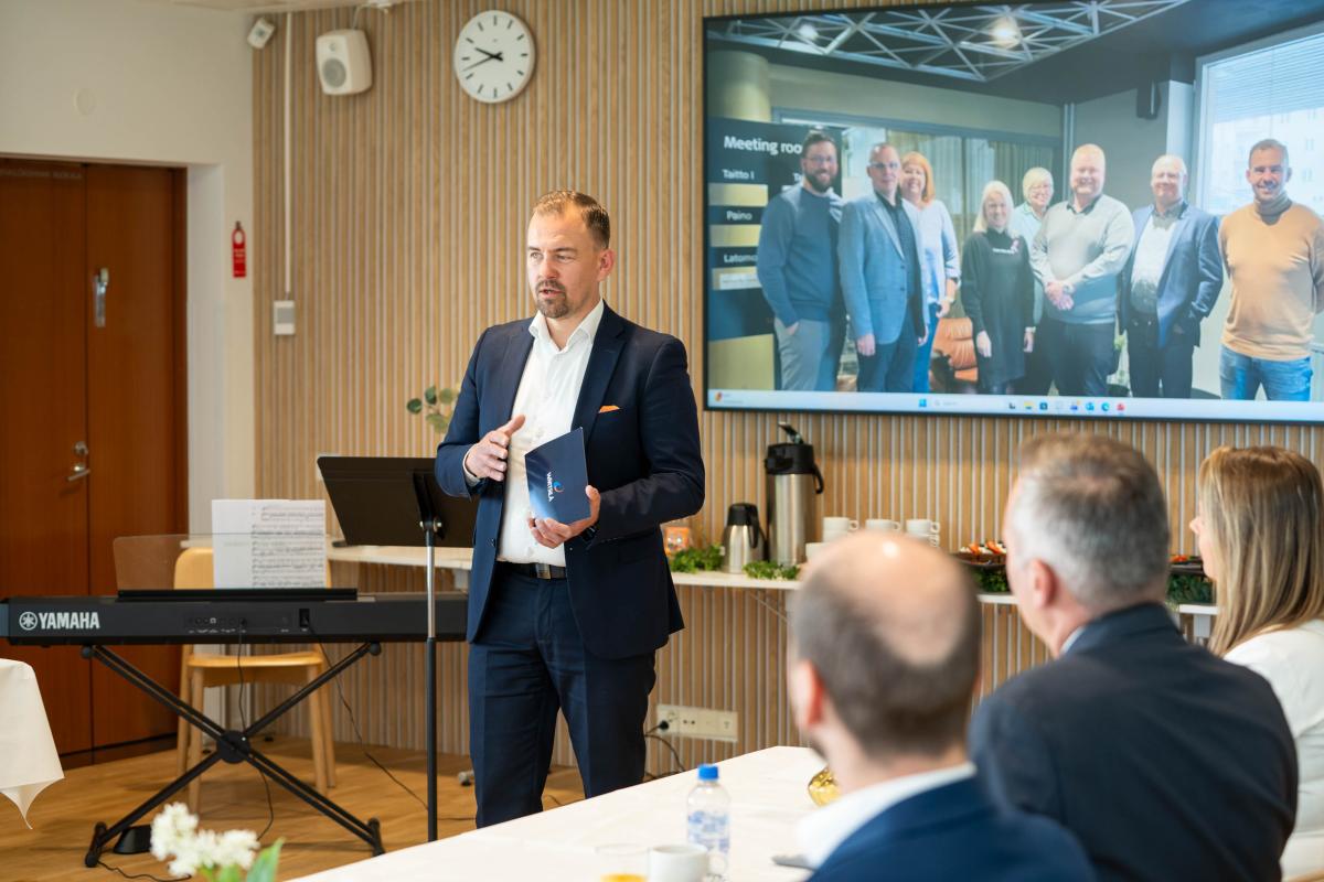 Erik Junger pitämässä valmistuneen puhetta juhlassa