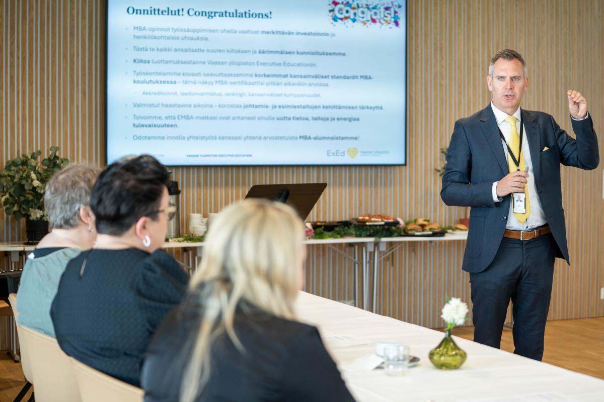 Adam Smale puhumassa valmistujaisjuhlissa yleisölle