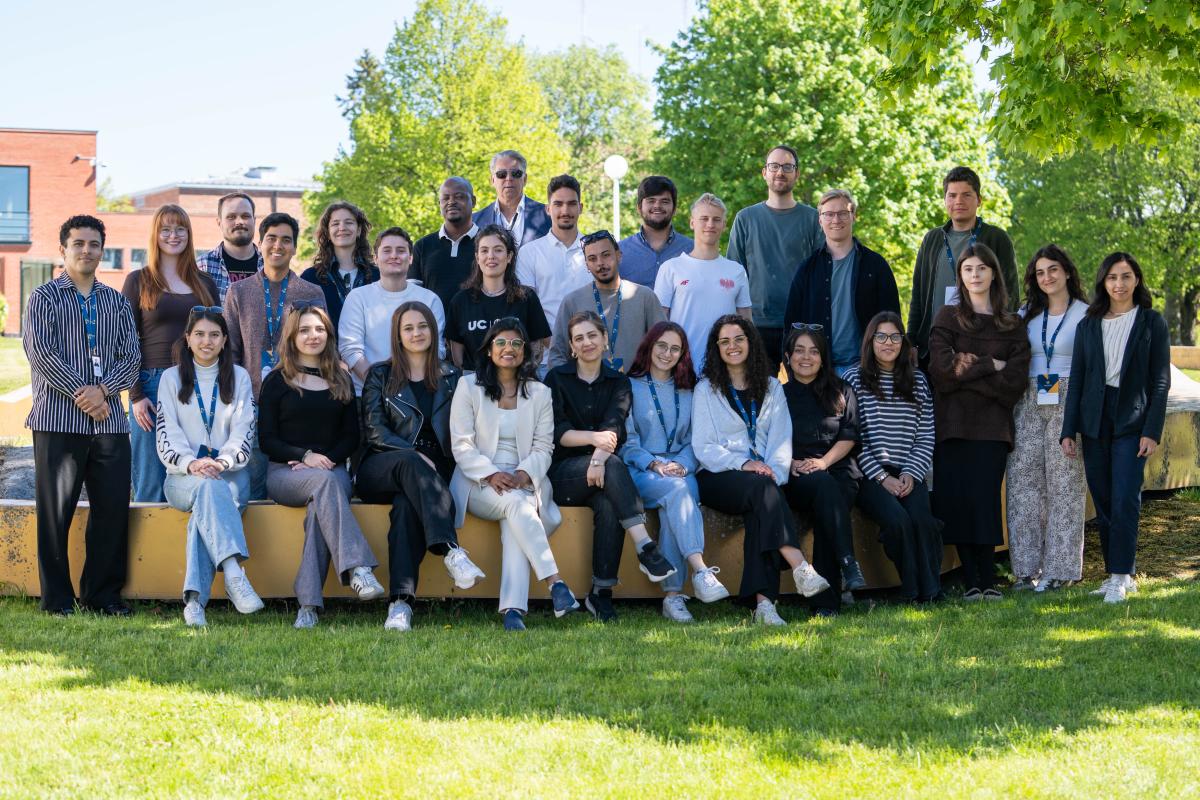 Resilience workshop group picture outside on the campus
