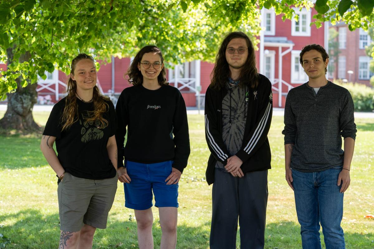 Kesäkouluun osallistuneet Annika, Emma, Ryan ja Rajmond Vaasan yliopiston kampuksella