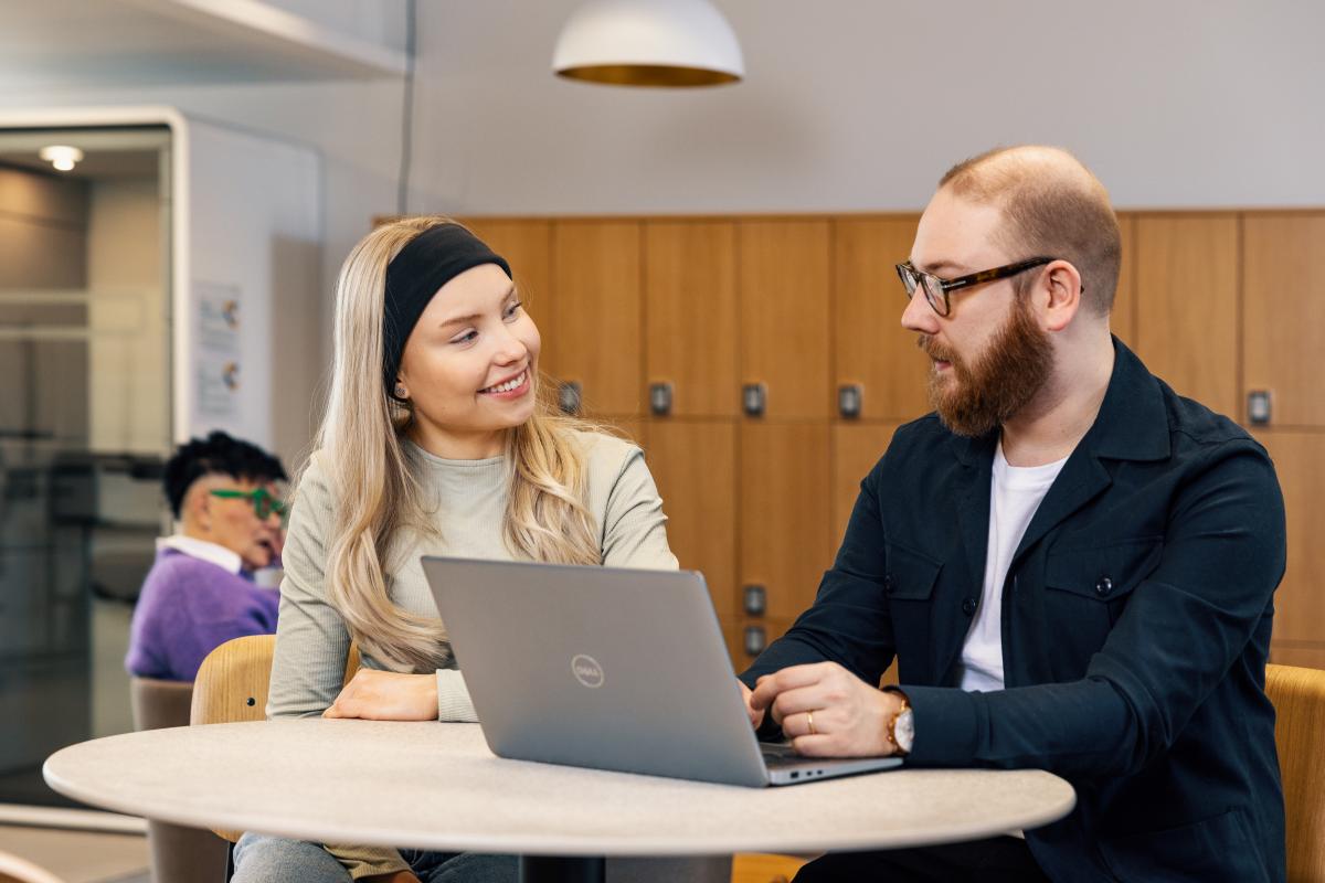 Kaksi opiskelijaa työskentee yhdessä läppärin äärellä