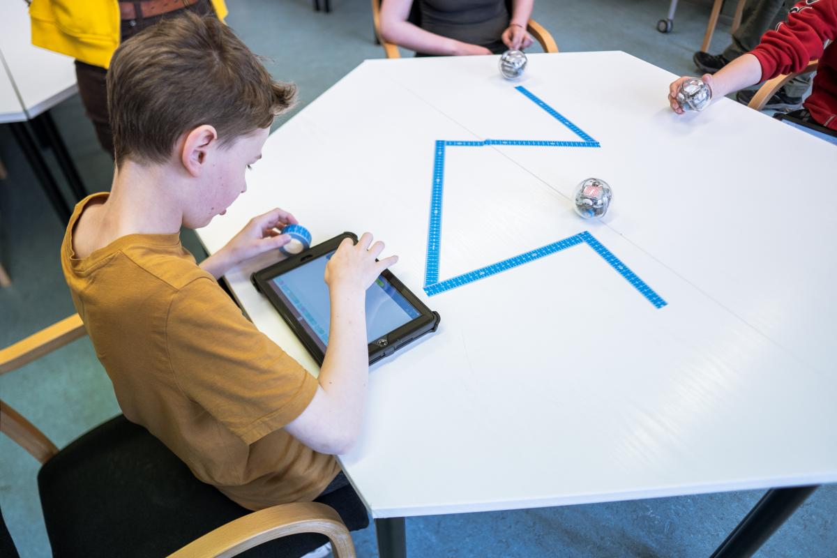 Nuoret ohjelmoimassa Sphero-robottipalloja