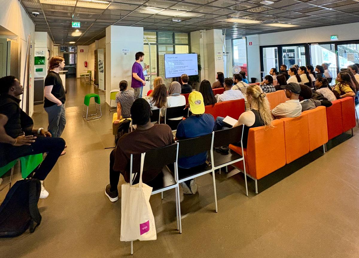 Lecturing the Summer Bloom Participanrs. Picture by Amanda Åström.