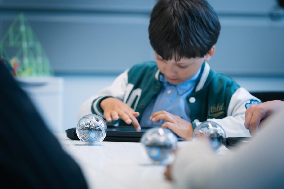 Lapset ohjelmoimassa Sphero robottipalloa