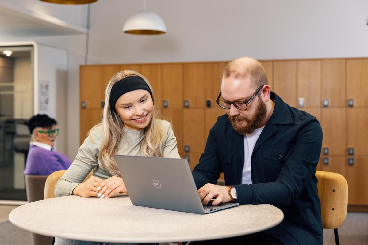 Kaksi opiskelijaa työskentee yhdessä läppärin äärellä