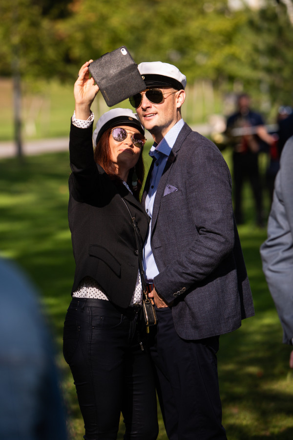 Mies ja nainen ylioppilaslakit päässä ottavat selfien