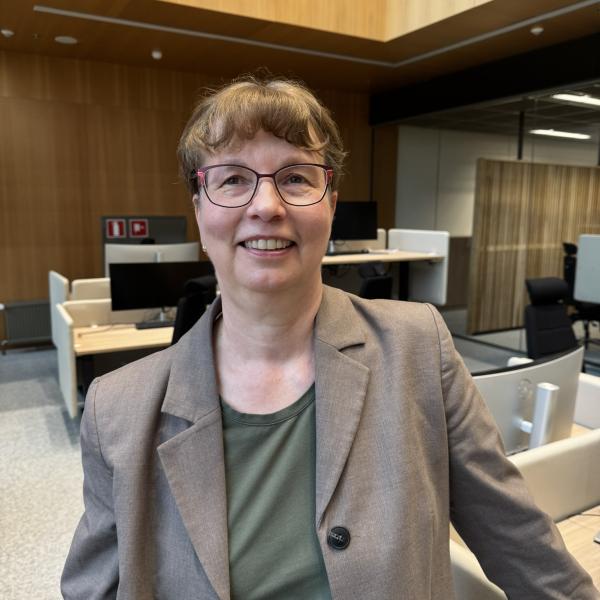 Soveltavan kielitieteen professori ja Markkinoinnin ja viestinnän yksikön dekaani Merja Koskela