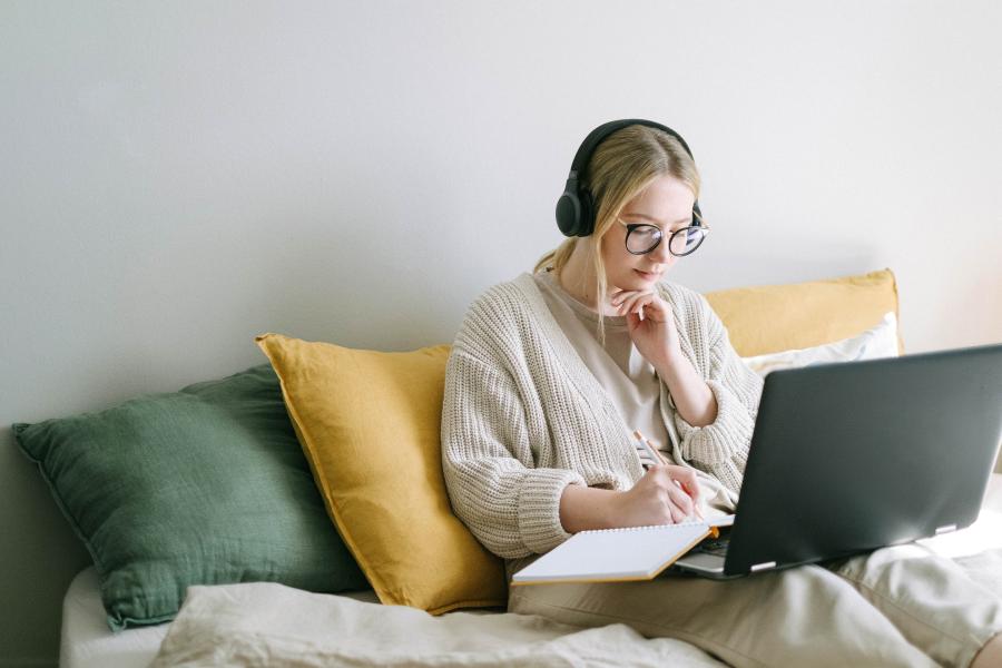  Digital learning - woman with a laptop photo by Ivan Samkov from Pexels