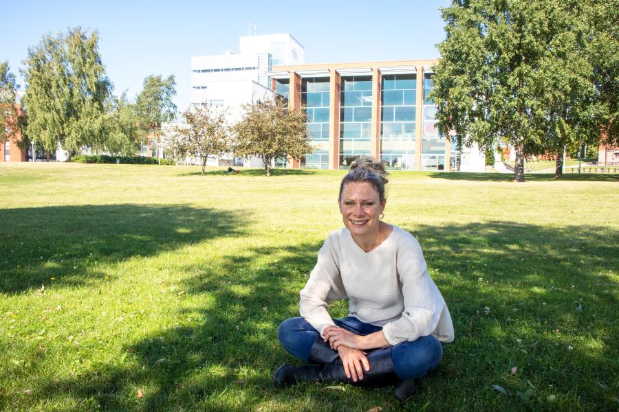 Rebekah Rousi istuu Vaasan yliopiston kampuksella