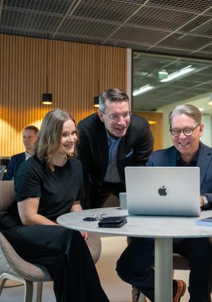 Työkaverit yhdessä kampuksella