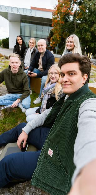 Opiskelijat yhdessä ulkona kampuksella