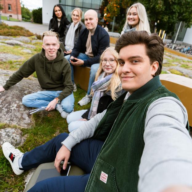 Opiskelijat yhdessä ulkona kampuksella