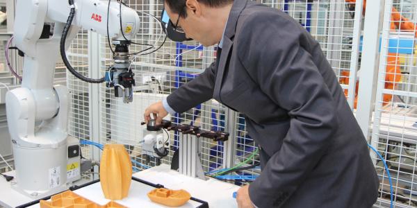 Tuotantotalouden yliopistonlehtori Rayko Toshev tutkii Technobothnian laboratoriossa uusia tapoja tehdä 3D-tulostusta, eli täsmällisemmin sanottuna materiaalia lisäävää valmistusta (AM, additive manufacturing).