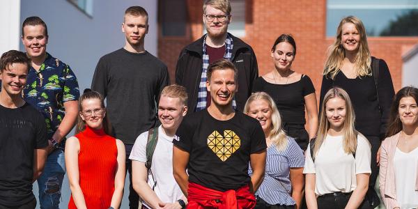 Päivä tutorin matkassa, kuvassa opiskelijoita Vaasan yliopistossa
