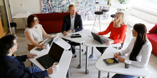 Vaasan yliopiston maisteriopiskelijoita