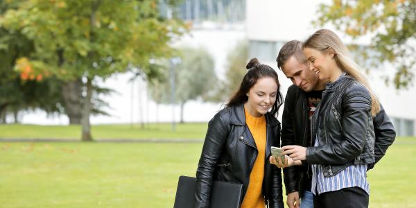 opiskelijat tietokoneella