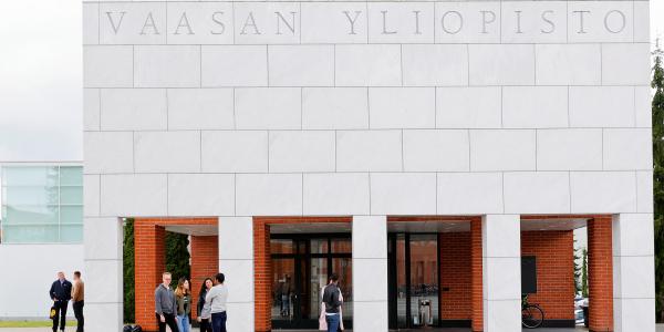 Vaasan yliopiston marmoriportti ja opiskelijoita