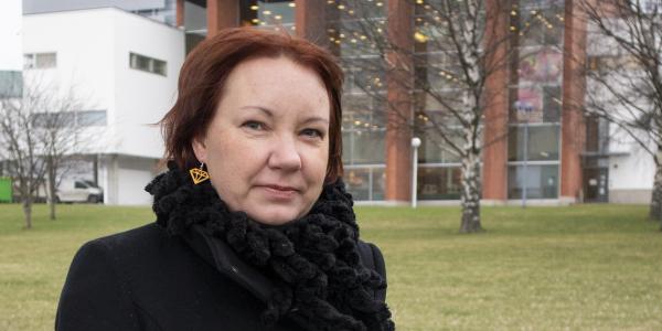 Anne Mäkiranta Vaasan yliopiston kampuksella